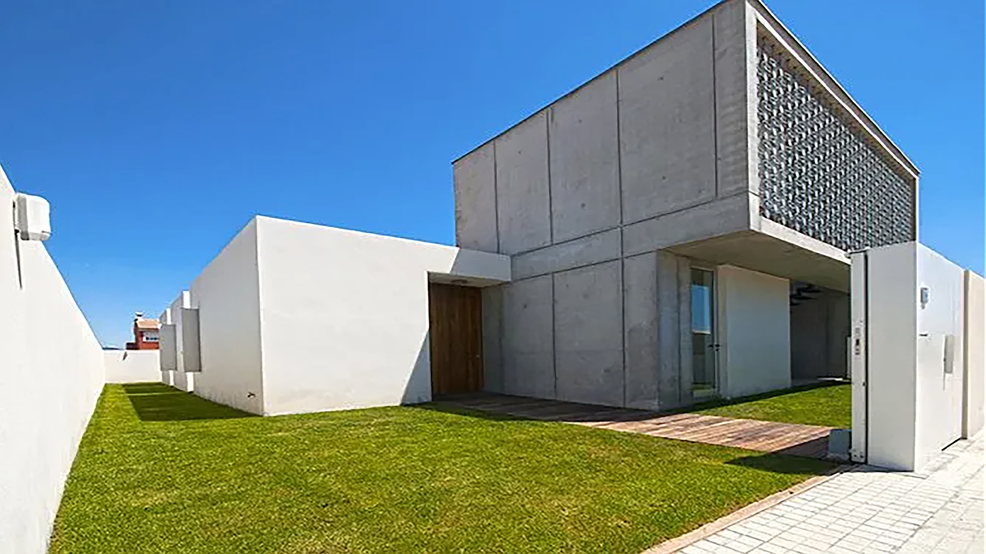casa de cemento con césped